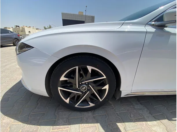 Car image 9