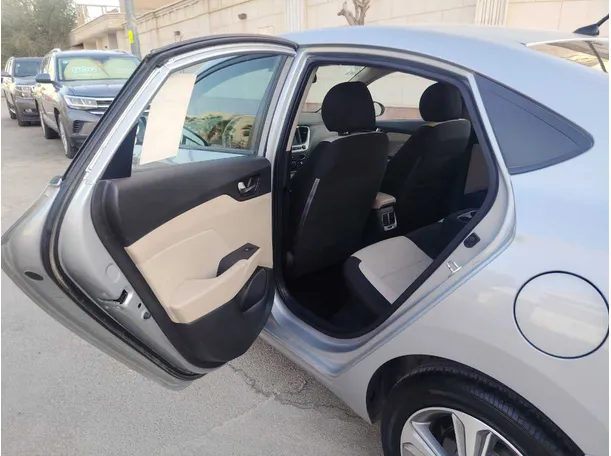 Car image 14