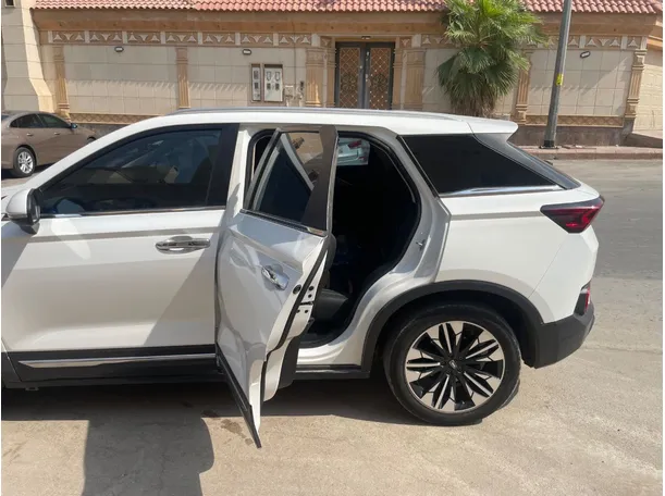 Car image 12