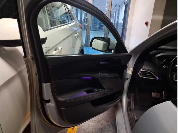 Car image 10