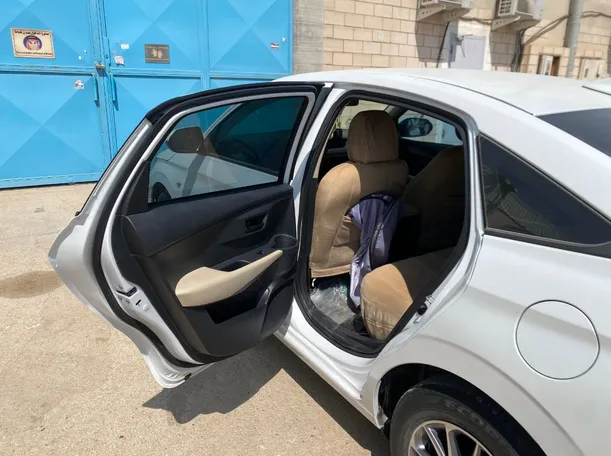 Car image 12