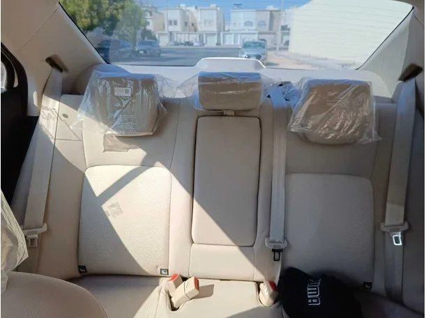 Car image 19