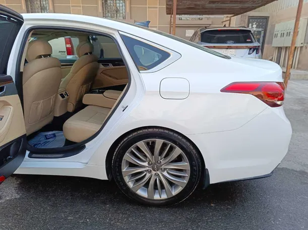 Car image 17