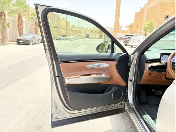 Car image 10