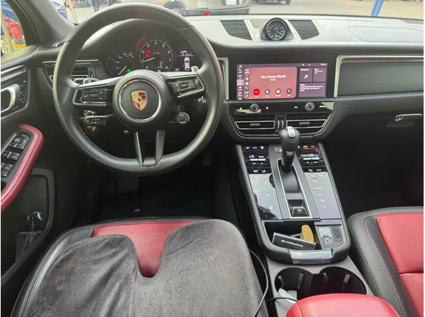 Car image 18
