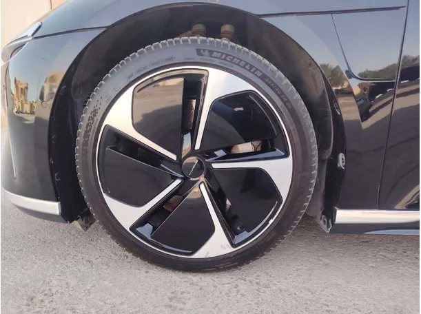 Car image 10