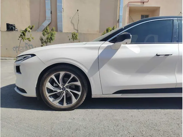 Car image 9