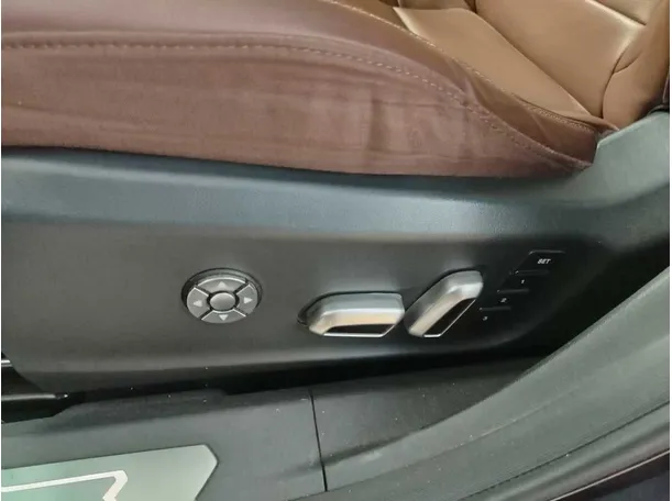 Car image 40
