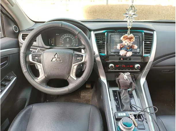 Car image 18