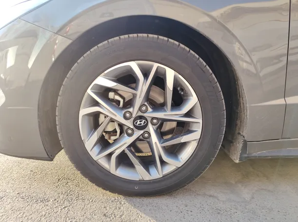 Car image 10