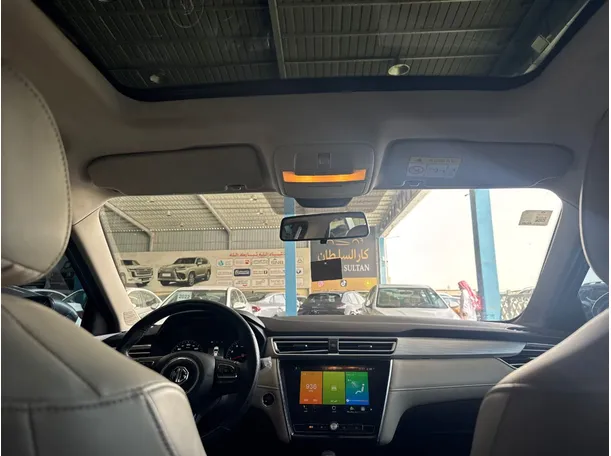 Car image 15