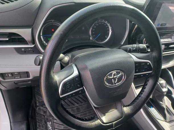 Car image 19