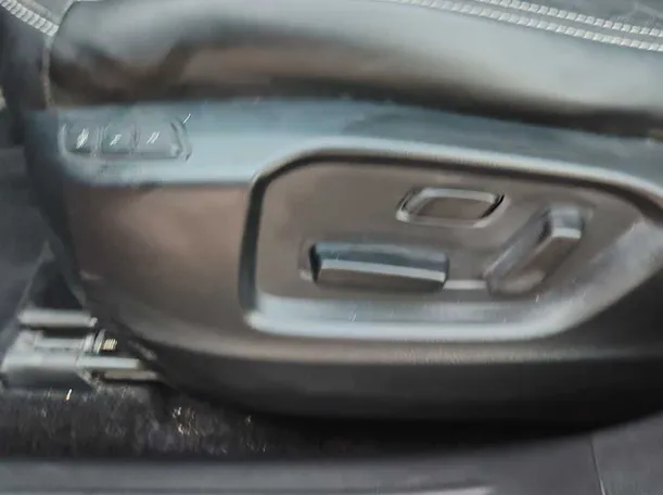 Car image 27