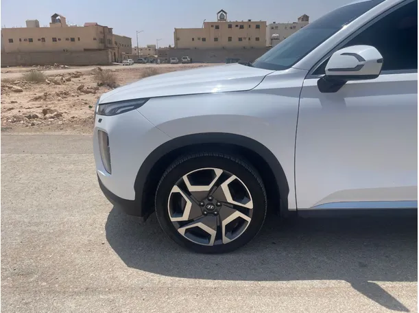 Car image 9