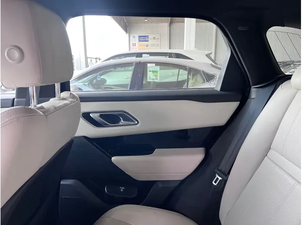 Car image 30