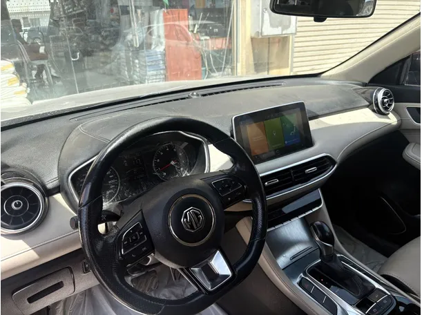 Car image 11