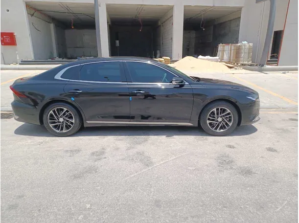 Car image 4