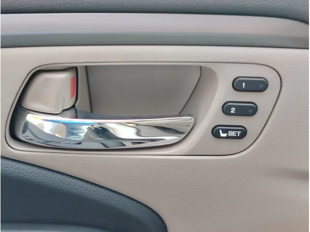Car image 30