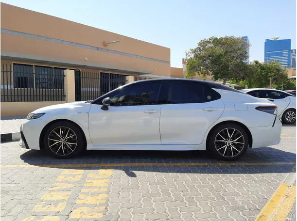 Car image 4
