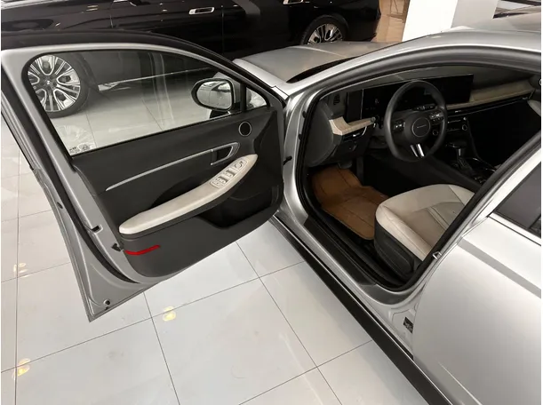 Car image 10