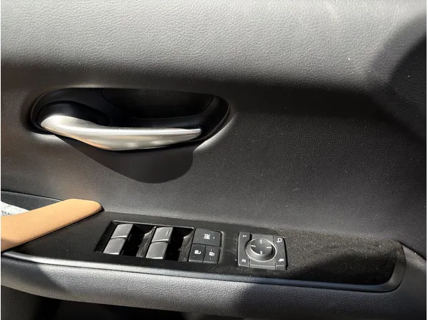 Car image 26