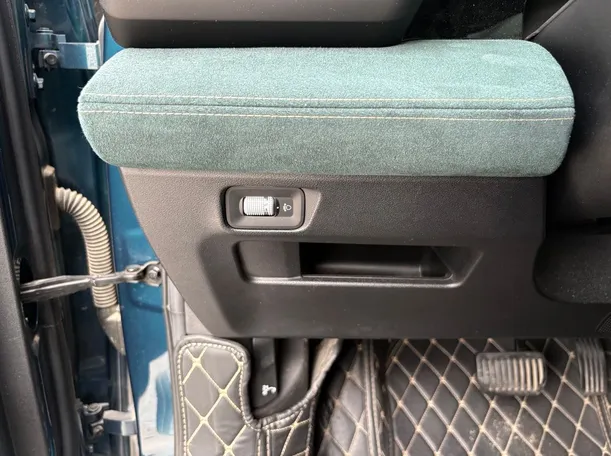 Car image 28