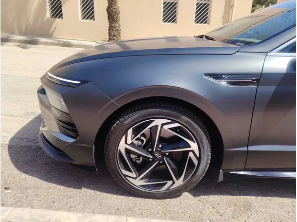 Car image 9