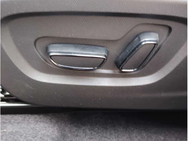 Car image 32