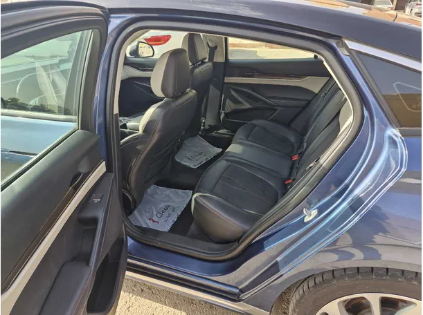 Car image 12