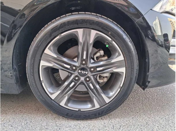 Car image 9