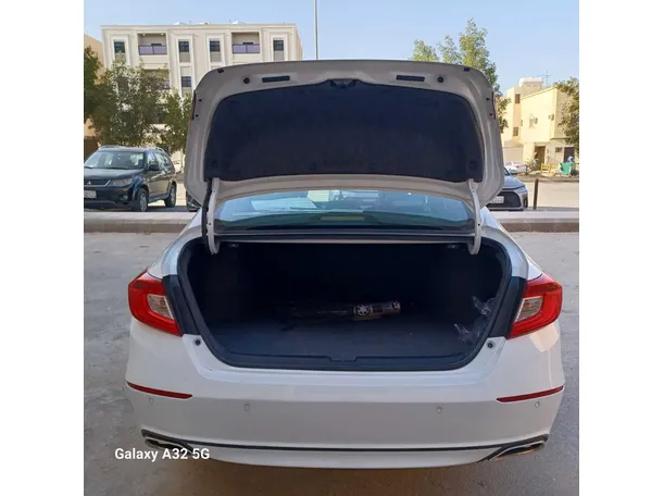 Car image 24