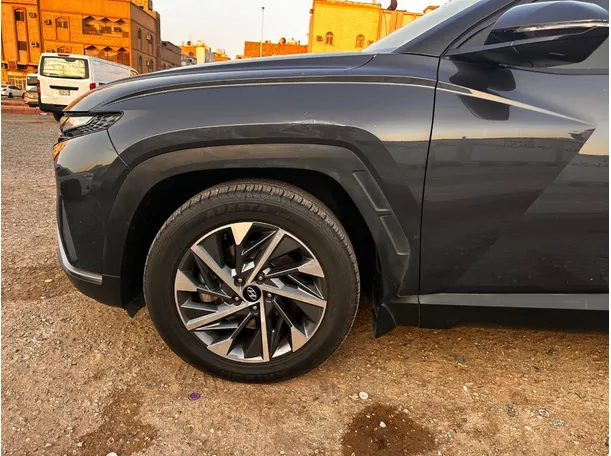 Car image 9