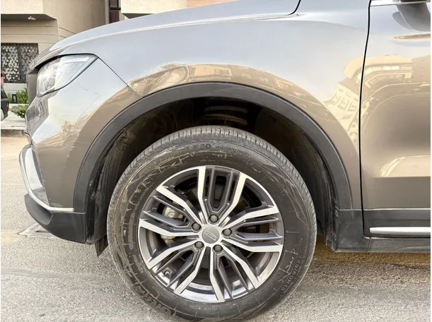 Car image 9
