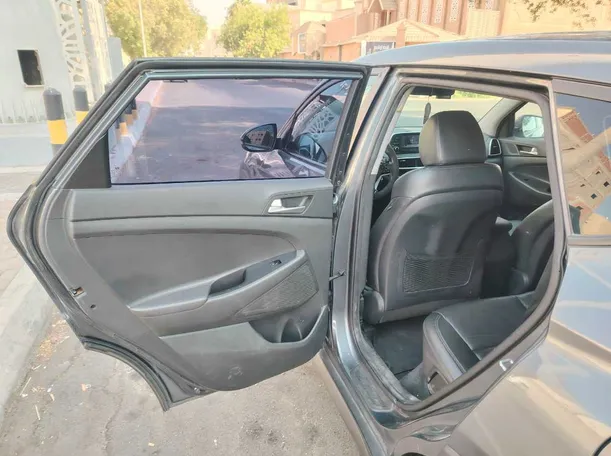 Car image 18