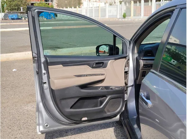 Car image 11