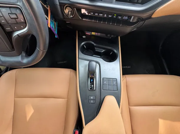 Car image 17