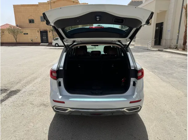 Car image 19
