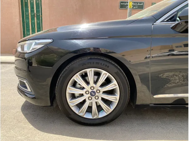Car image 9