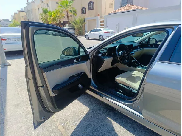 Car image 11