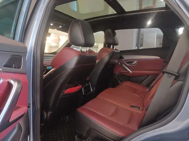 Car image 15
