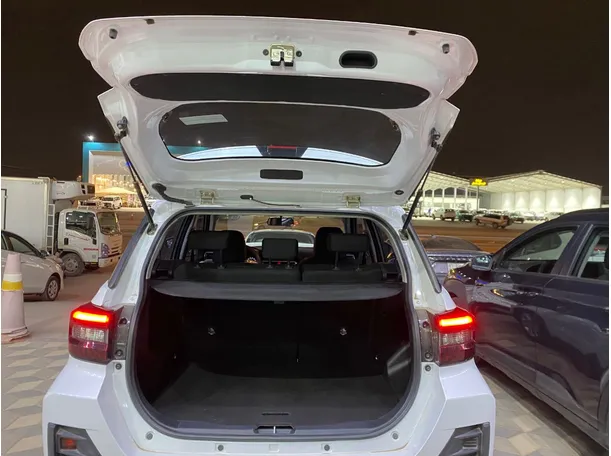 Car image 16