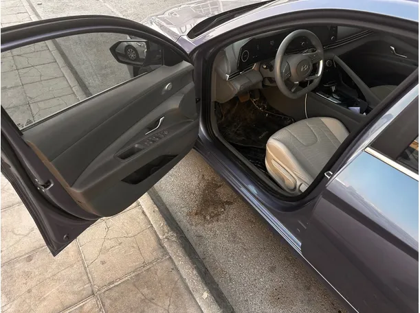 Car image 11