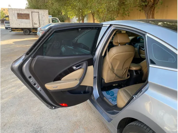 Car image 12