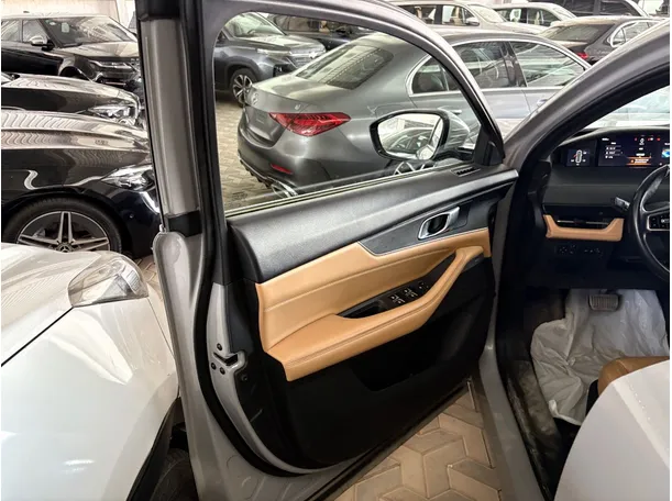 Car image 8