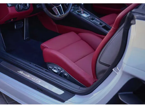 Car image 9