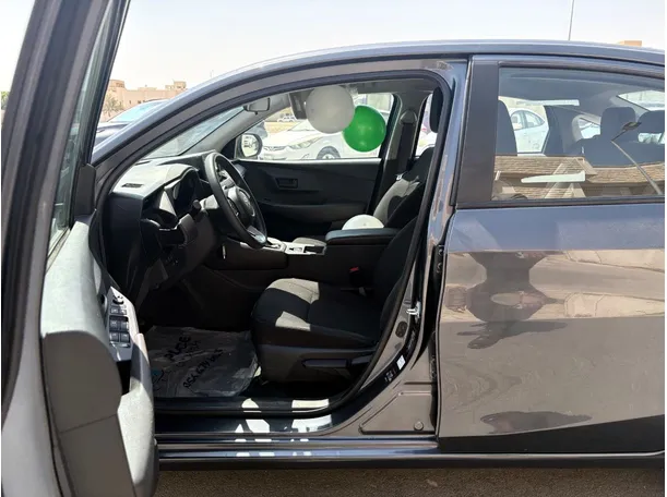 Car image 12