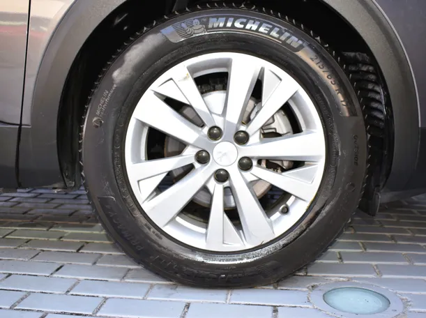 Car image 14
