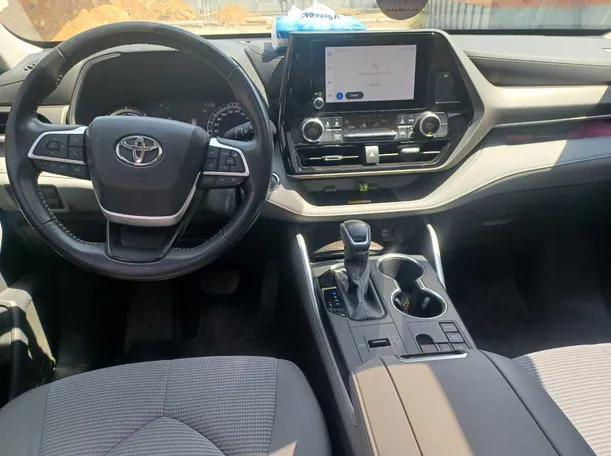 Car image 16