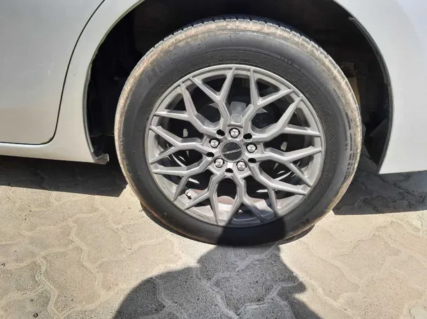 Car image 9