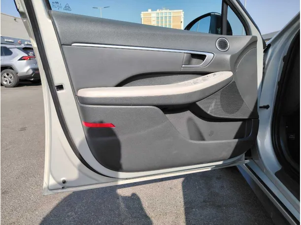 Car image 10